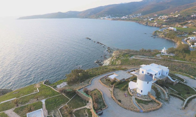 Tinos House | Windmill and houses by the sea / Stavros Bay