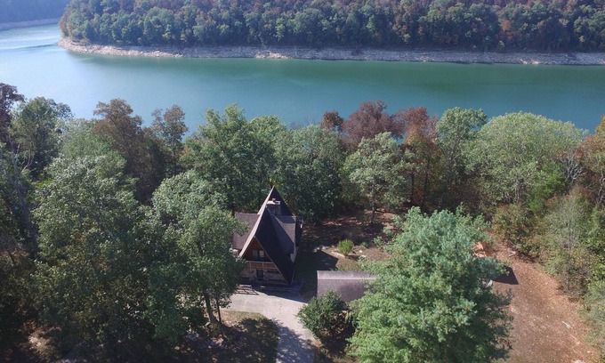 Burnside House | Window Lake, Glass View of Lake Cumberland, Minutes to Safe Harbor Marina