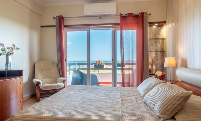 Paco De Arcos Apartment | Window to the Sea