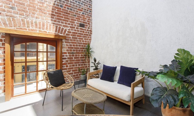 Fremantle Apartment | Windows on Pakenham-Hip art space in the West End