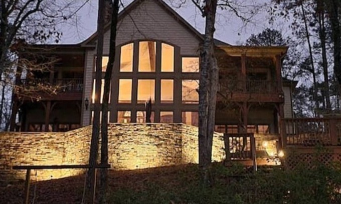 Wedowee House | Windows on Wedowee: Lakefront Luxury Private 4 BR/3.5 BA House w/2-Level Dock