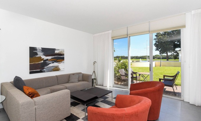 Osprey Village Apartment | Windsor Lodge Unit 7, studio, close to the beaches, pool access