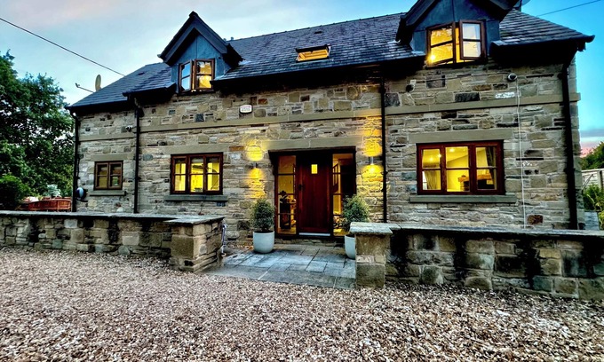 Hollingworth Cottage | WINDYRIDGE, pet friendly, character holiday cottage in Marple Bridge