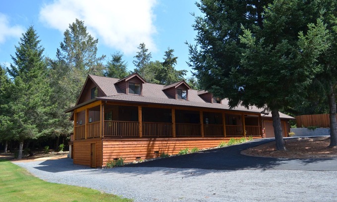 Graton House | WineBerry Lodge, Gourmet In/Outdoor Kitchens, Spa