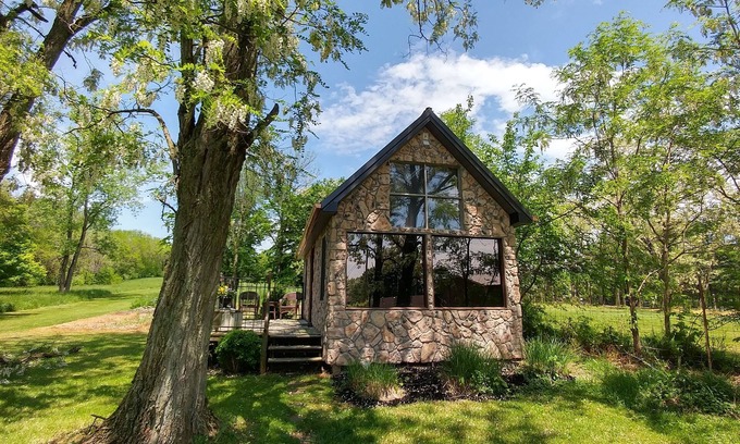 Hallsville Cabin | Winery Romantic Cabin for Two. Close to Hocking Hills with Guided Wine Tasting!