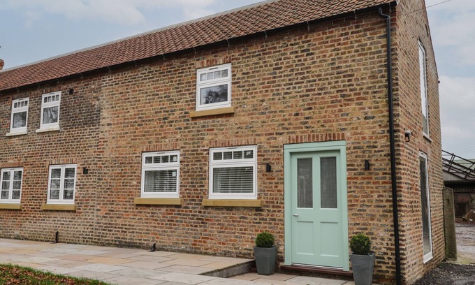 Goodmanham Cottage | WINNIE'S STABLE, romantic, with a garden in Market Weighton