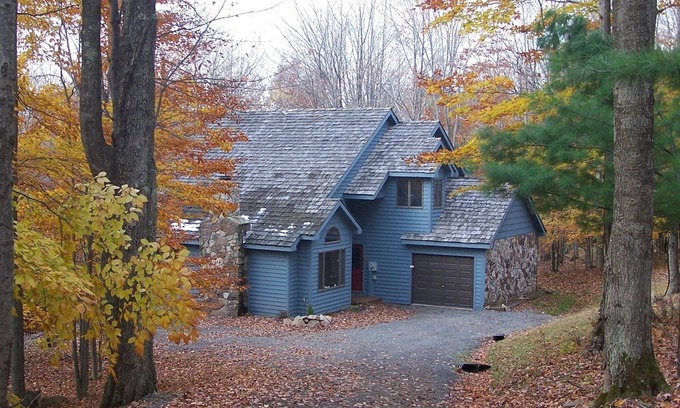 Old Timberline House | Wintercadence - 233 Ridge RoadnnWintercadence - Lake Privileges! Hot Tub! Open Concept Living!