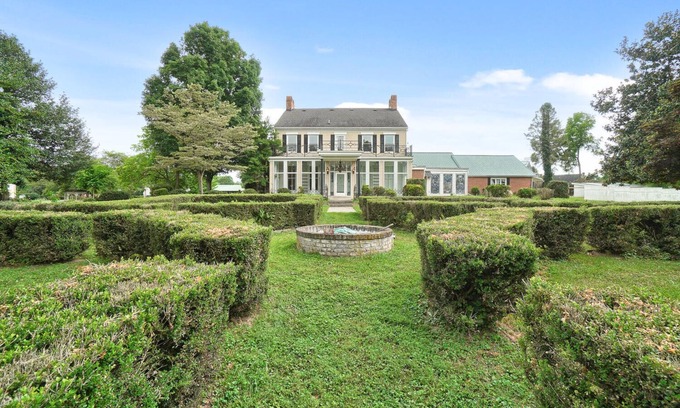 Adamstown House | Wizard's Escape, Sleeps 15+, 2 Escape Rooms, Pool and Game rooms