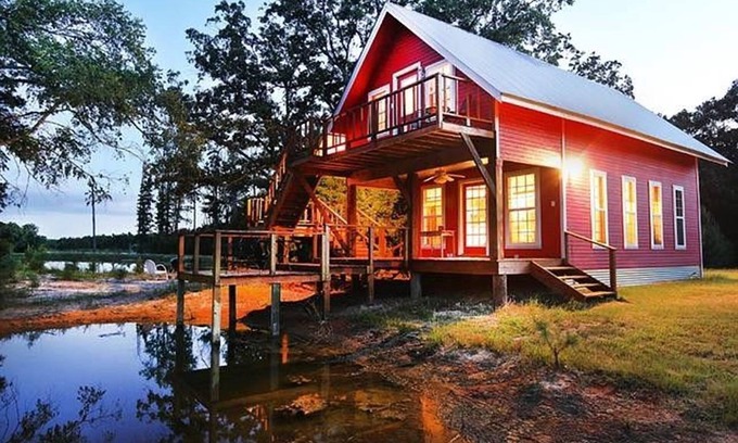 Eustace Cabin | Wonderful 13 Acre East Texas Getaway near Canton on 3 Stocked Ponds!