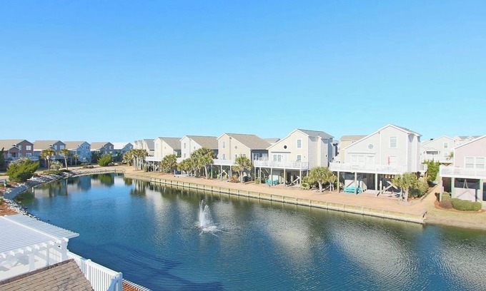 Ocean Isle Beach Condo | Wonderful 2-bedroom condo in Ocean Isle with 4 minute walk to the beach.