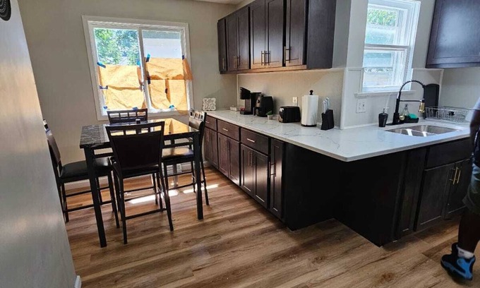 Euclid House | Wonderful 3-bedroom house with AC and WiFi in delightful Euclid