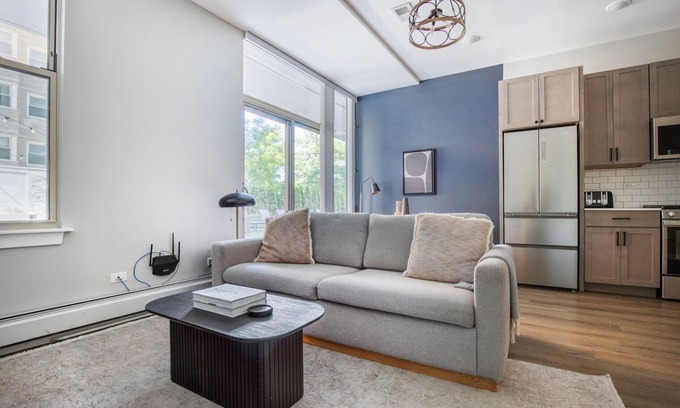Edgewater Beach Apartment | Wonderful Edgewater 1BR w/Patio Deck & Gym, near lake, by Blueground