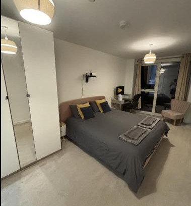London Borough of Hounslow House | Wonderful en-suite bedroom - Stay with Bruno