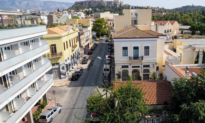 Thissio House | Wonderful Neoclassical with Acropolis view , free parking, fireplace & terrace!