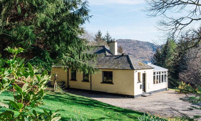 Invermoriston House | Wonderful private villa for 6 guests with WIFI, TV, patio and panoramic view