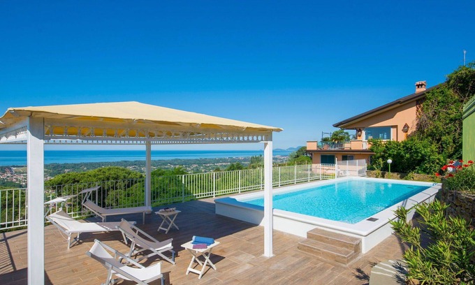 Montignoso Villa | Wonderful private villa for 12 people with A/C, private pool, WIFI, TV, patio and pets allowed