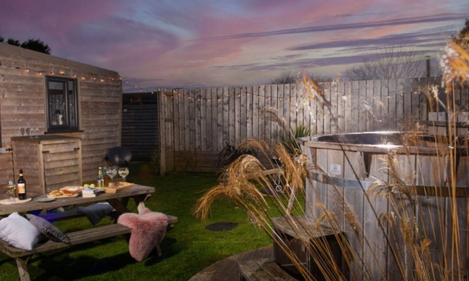 Helford Passage House | Wonderful private villa for 4 people with hot tub, WIFI, TV, pets allowed and panoramic view