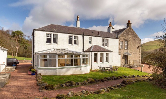 Maybole Villa | Wonderful private villa for 8 guests with TV, patio, pets allowed and panoramic view