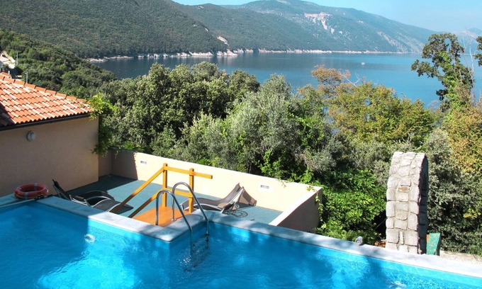 Merag House | Wonderful private villa with private pool, A/C, WIFI, TV, patio, pets allowed and parking