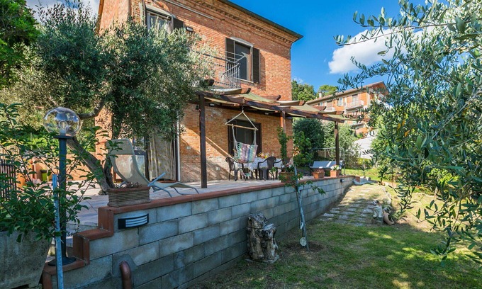 Chiusi House | Wonderful private villa with A/C, WIFI, terrace, pets allowed, panoramic view and parking