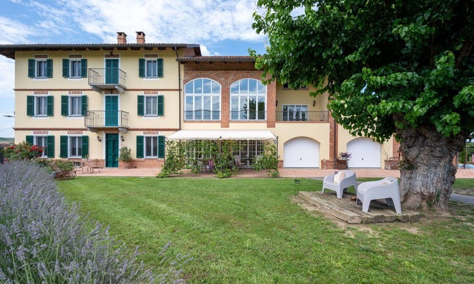 Castell'Alfero House | Wonderful private villa for 9 guests with WIFI, hot tub, TV, patio, pets allowed and panoramic v.