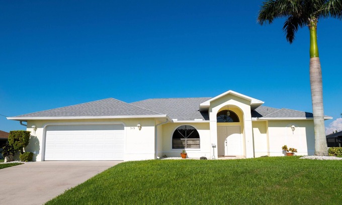 Fort Myers Villa | Wonderful view, located on a wide Canal, large Pool and Lanai, great Location