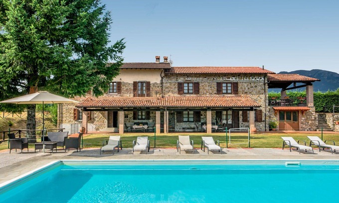 Camporgiano Villa | Wonderful villa for 8 guests with WIFI, private pool, TV, pets allowed and parking
