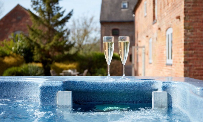 Dalbury Lees House | Wonderful villa for 10 guests with WIFI, hot tub, TV and terrace