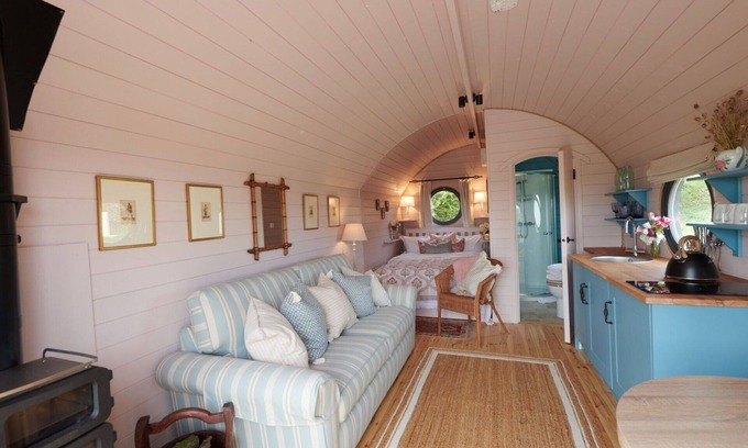 Cropredy House | Wonderful villa for 4 guests with hot tub, terrace, pets allowed and parking