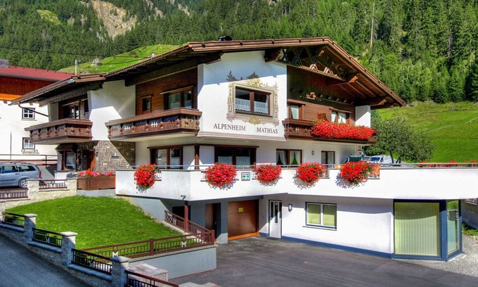 Soelden Villa | Wonderful villa for 9 guests with WIFI, TV, balcony, pets allowed and parking