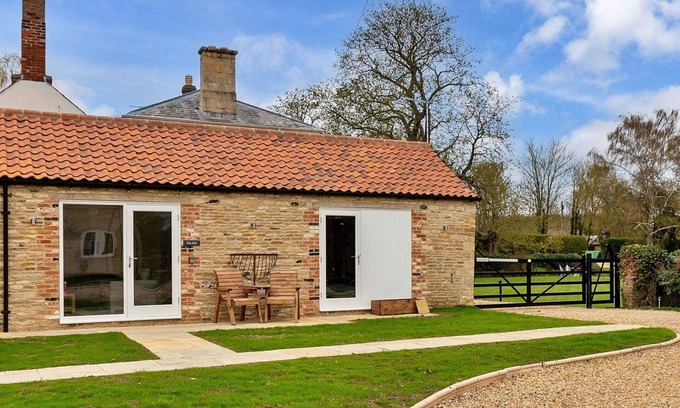 Thurlby House | Wonderful villa for 2 guests with WIFI, terrace and pets allowed