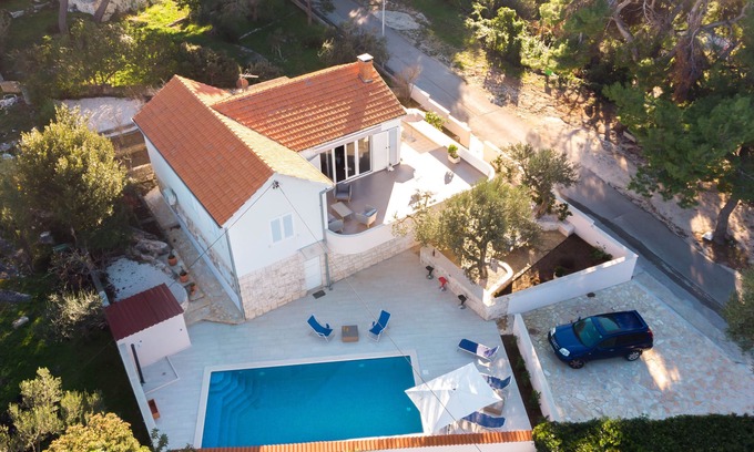 Splitska Villa | Wonderful villa W big pool & sunny terrace near the sea