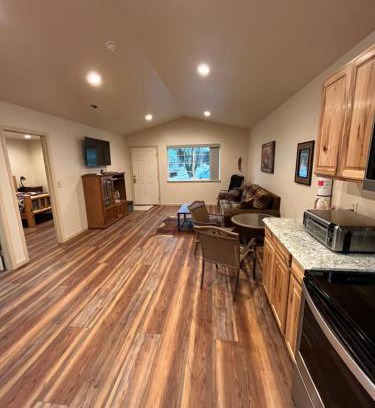 Mariposa House | Wonky Donkey Den 30 mi to Yosemite Arch Entrance