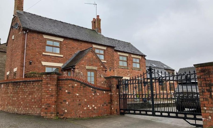 Alton House | Woodbine Cottage-PART OF ALTON COTTAGES