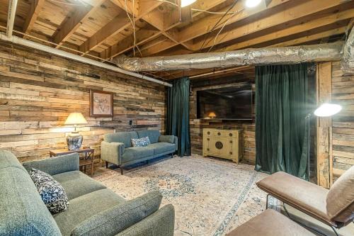 Demorest House | Wooden Cabin with Hot-Tub and Pool Table in Demorest, Georgia
