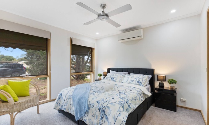 Melton West House | Woodgrove Penthouse - 36 min drive to MEL airport