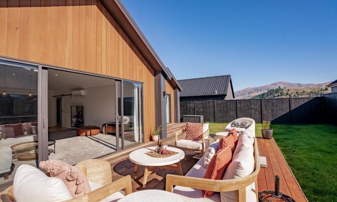 Lowburn House | Wooing Retreat - Cromwell Holiday Home