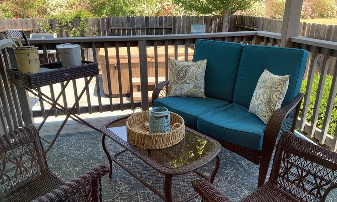 Santa Rosa Cottage | Woolsey Road Cottage -Cozy, Comfy and Fresh Eggs!