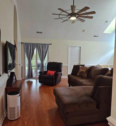 New Bern House | Work Groups Welcome! 3 Bedroom House with screened in porch
