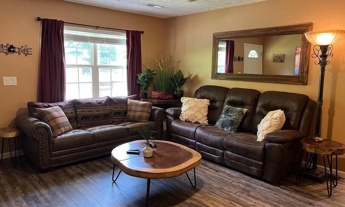Sevierville Cabin | WOW đ€© 3BR Cabin just 2 miles to Dollywood + Arcades!