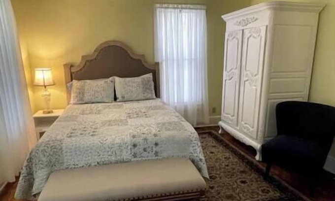 Atchison House | WOW! Near MGP; Benedictine <2 miles. 3br 1.5 BA