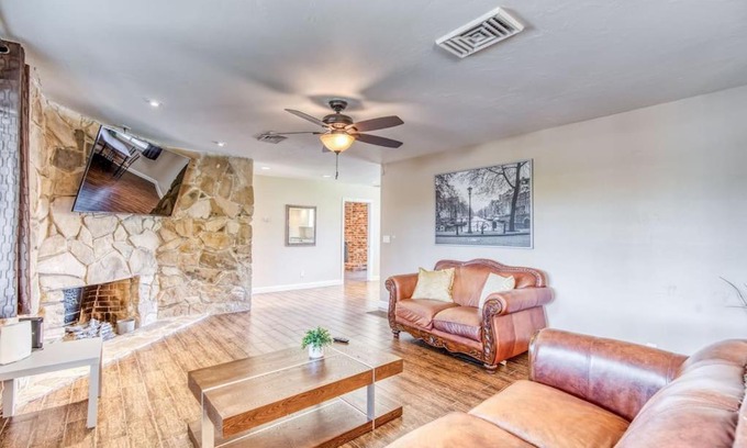 Fresno Apartment | X-Large Spacious Deluxe House Fastest Wi-Fi