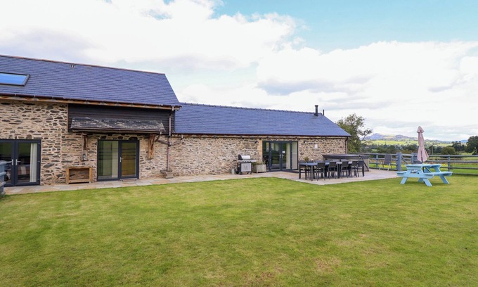 Oswestry Cottage | Y BEUDY (THE DAIRY, family friendly in Llanrhaeadr-Ym-Mochnant