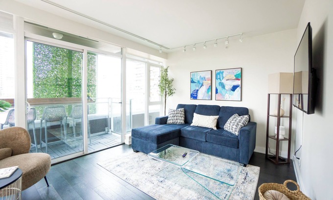 Downtown Vancouver Condo | Yaletown 2BR & 2BA Condo with Patio Bar & Parking