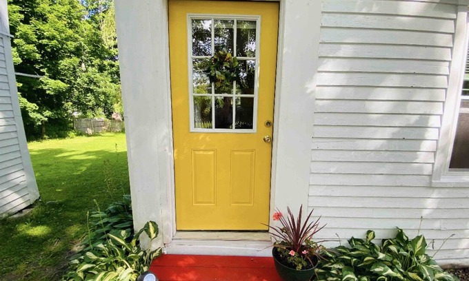Rockland Apartment | Yellow Door Sunny New England House Apartment in Rockland ME STR22-44