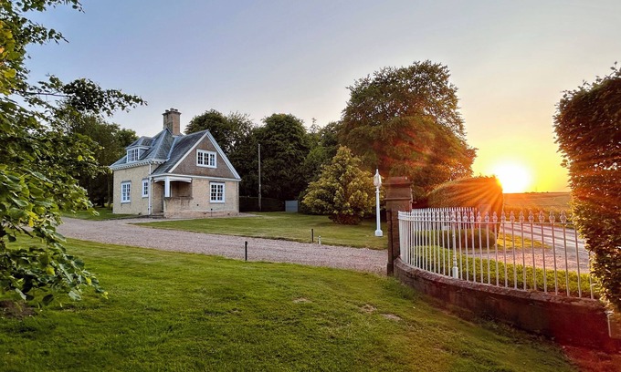 Raywell Cottage | Yorkshire Gate Lodge - Secluded holiday cottage on the Wolds Way