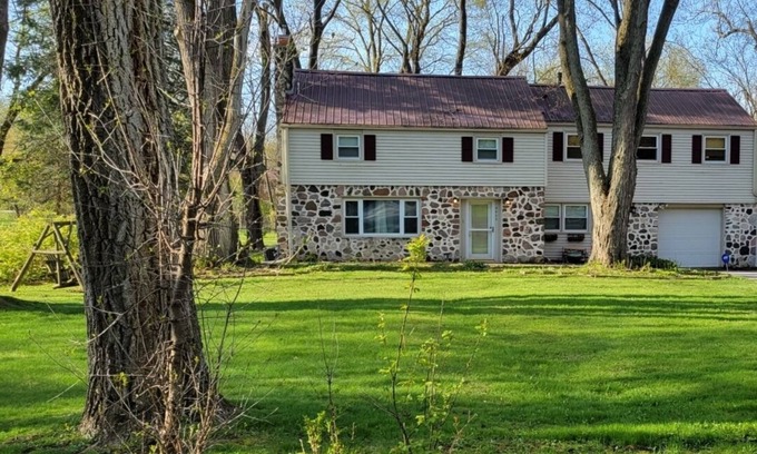 Brookfield House | You found a Gem! Emmersed in seclusion close to it all,4 BRDM SLEEPS 12!