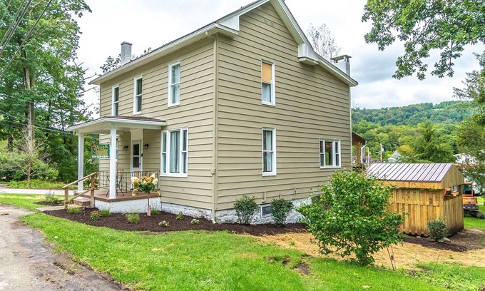 Ohiopyle House | Yough Guest House | 3BR,2BA,Hot Tub, Downtown Ohiopyle!