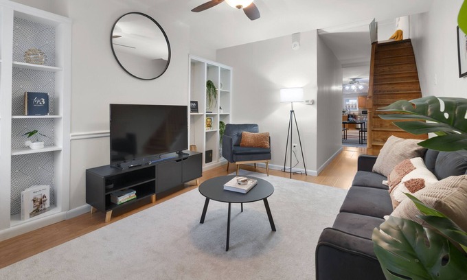 Fells Point Apartment | Your 2B Charming Chic Flat | 2 min from Inner Harbor