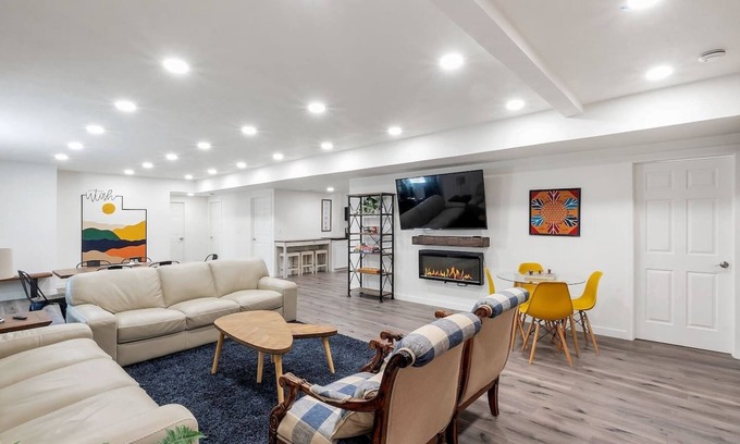 Lakeview House | Your Cozy Getaway: Near It All - Waffles too!